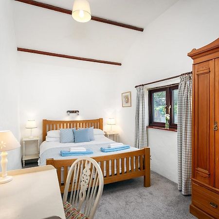 The Snug At Cornish Barn Holidays ทรูโร ภายนอก รูปภาพ