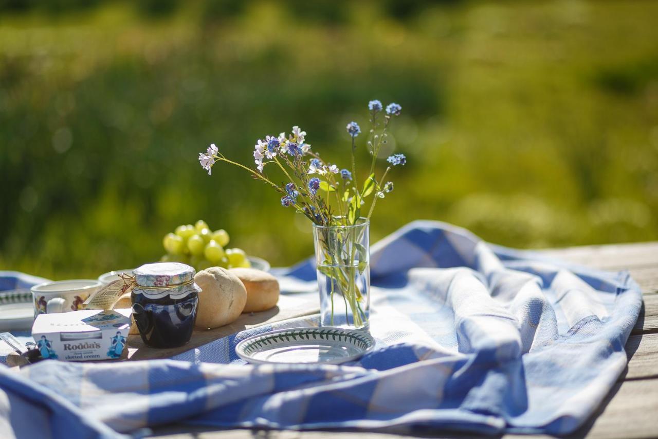 The Snug At Cornish Barn Holidays ทรูโร ภายนอก รูปภาพ